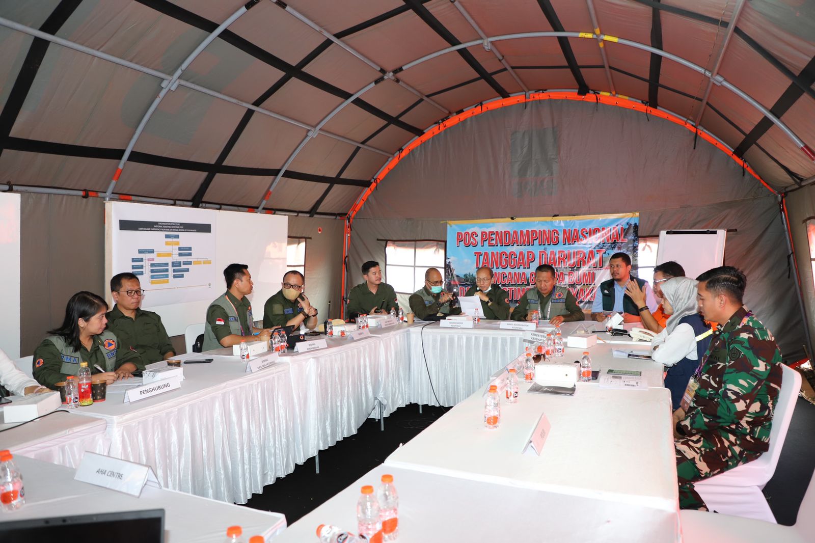 Rapat koordinasi Posko Tanggap Darurat saat Simulasi Penanganan Gempabumi pada ASEAN Regional Disaster Response Simulation Exercise (ARDEX) 2023 di Stadion Sultan Agung, Kabupaten Bantul, Daerah Istimewa Yogyakarta, pada Kamis (3/8)
